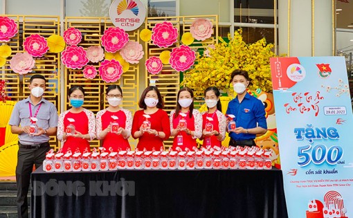 Sense City Bến Tre trao tặng 500 chai cồn sát khuẩn cho người dân