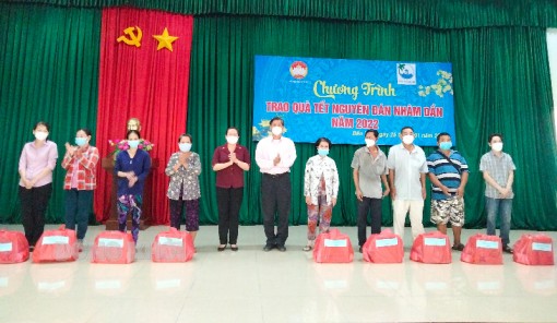 Câu lạc bộ Doanh nhân Bến Tre tại TP. Hồ Chí Minh trao quà tết