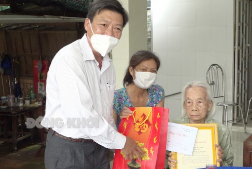 Giám đốc Sở Lao động - Thương binh và Xã hội tỉnh thăm, chúc tết, mừng thọ các cụ tròn 100 tuổi trên địa bàn