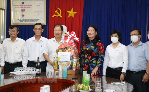 Phó chủ tịch UBND tỉnh Nguyễn Thị Bé Mười thăm, chúc Tết một số đơn vị tài trợ an sinh xã hội cho tỉnh