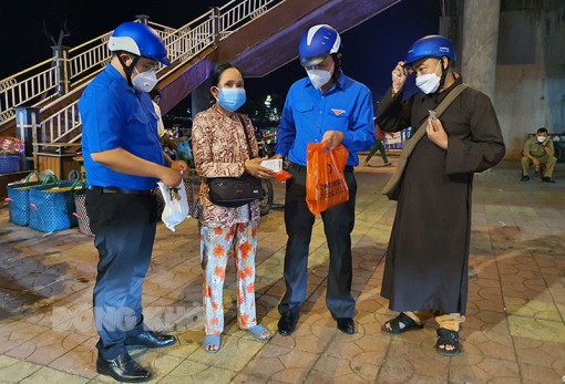 Nghĩa tình đêm giao thừa tặng bánh tét cho người nghèo