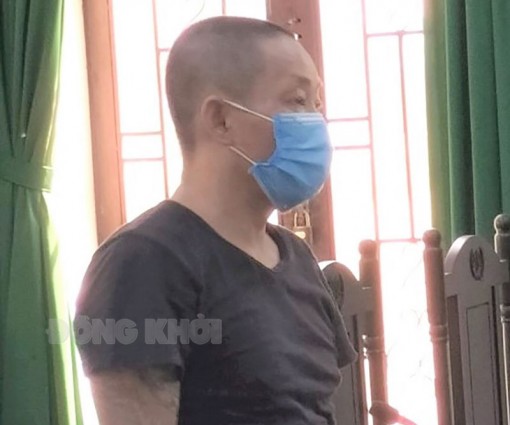 Dùng kim tiêm khống chế người cướp tài sản, bị phạt 8 năm tù