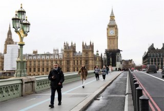 Thế giới gần 10.000 ca tử vong mới, nhiều nước châu Âu bỏ hạn chế phòng dịch