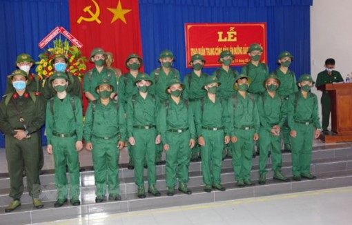 Đảng viên trẻ tình nguyện tham gia xây dựng quân đội Đảng viên trẻ tình nguyện tham gia xây dựng quân đội