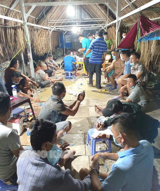 Công an Giồng Trôm bắt quả tang tụ điểm đánh bạc xóc đĩa