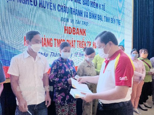 HDBank trao 2.000 thẻ Bảo hiểm y tế cho tỉnh Bến Tre