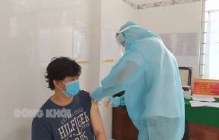 Bình Đại tập trung tiêm vắc-xin mũi 3 phòng Covid-19 cho người dân