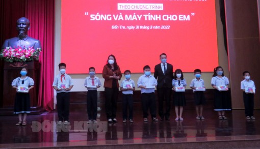 Tập đoàn Công nghiệp - Viễn thông Quân đội đã hỗ trợ 2.576 máy tính bảng tổng trị giá hơn 7,2 tỷ đồng