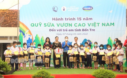 Trao tặng 106.000 ly sữa cho trẻ em khó khăn tại tỉnh Bến Tre