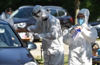 Ca mắc tăng ở hơn 50 nước, EU bỏ quy định đeo khẩu trang trên máy bay