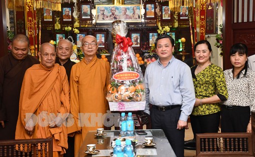Bí thư Tỉnh ủy Lê Đức Thọ thăm Ban Trị sự Giáo hội Phật giáo Việt Nam tỉnh
