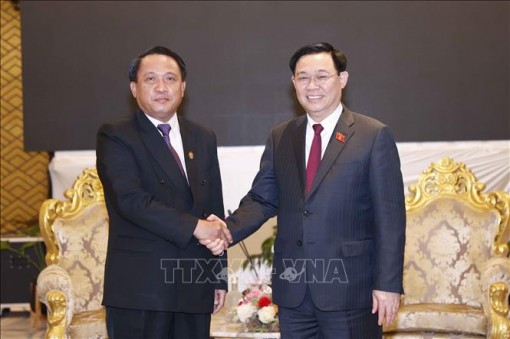 Chủ tịch Quốc hội Vương Đình Huệ tiếp Bộ trưởng Bộ Tài chính Lào