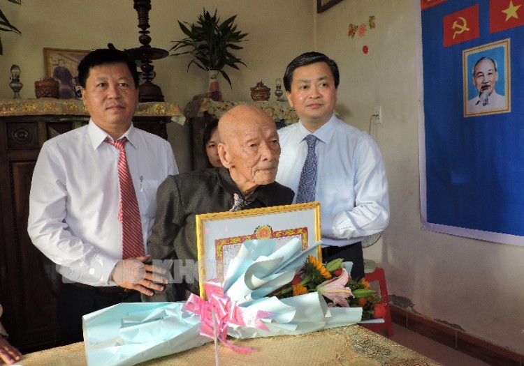 Bí thư Tỉnh ủy Lê Đức Thọ trao Huy hiệu Đảng tại xã Thành Triệu (Châu Thành)