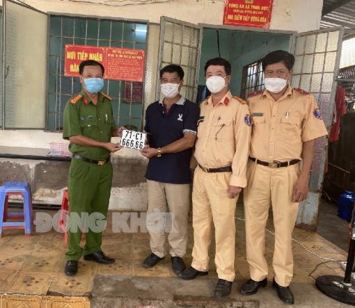 Ghi nhận ngày đầu tiên thực hiện phân cấp đăng ký, cấp biển số xe Ghi nhận ngày đầu tiên thực hiện phân cấp đăng ký, cấp biển số xe