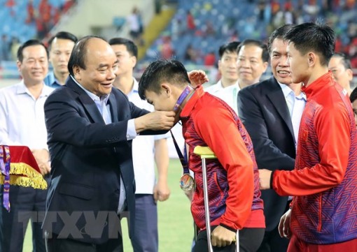 Lãnh đạo Đảng, Nhà nước trao huy chương tặng các đội tuyển bóng đá nam