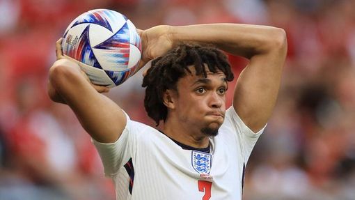 FIFA đồng ý thử nghiệm đề xuất 'ném biên' thành 'đá biên'