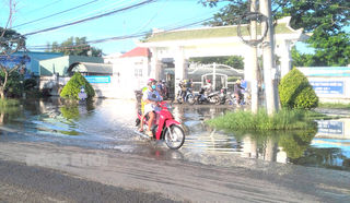 Tình trạng nước ngập trước cổng Trường Tiểu học xã Bình Thới