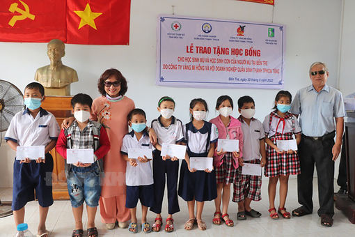 97 học sinh mù, học sinh con người mù được nhận học bổng