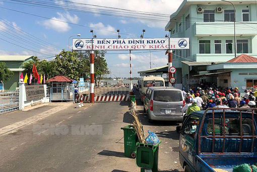 Tạm dừng giao thông qua bến phà Đình Khao Tạm dừng giao thông qua bến phà Đình Khao