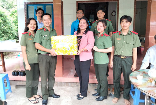 Phó chủ tịch UBND tỉnh Nguyễn Thị Bé Mười thăm chiến sĩ Hành quân xanh