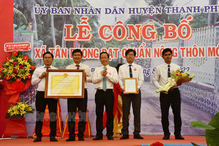Tân Phong (Thạnh Phú) đón nhận bằng công nhận xã nông thôn mới