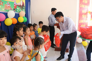 Tổ chức vui chơi và tặng quà cho trẻ em nhân dịp Tết Trung thu năm 2022