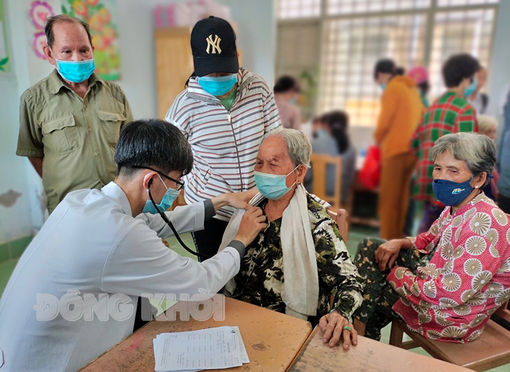 Tổ chức hỗ trợ khám chữa bệnh, phát thuốc và tặng quà cho hộ gia đình chính sách tại Mỏ Cày Bắc