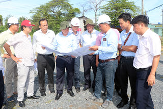 Chủ tịch UBND tỉnh Trần Ngọc Tam kiểm tra thực tế công tác giải phóng mặt bằng xây dựng cầu Rạch Miễu 2 và đường gom