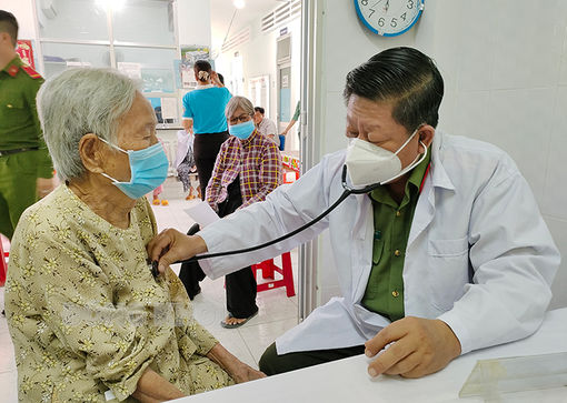 Bệnh viện 30-4 khám bệnh, phát thuốc miễn phí cho hộ nghèo, gia đình chính sách