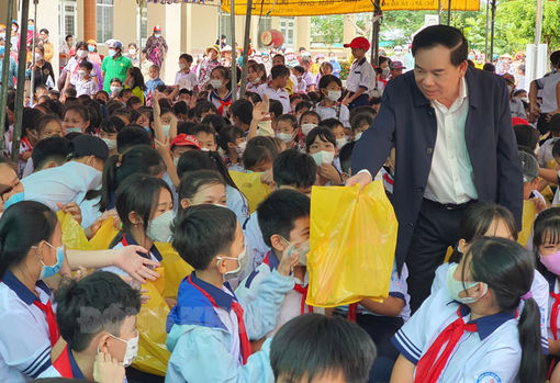 Chủ tịch UBND tỉnh Trần Ngọc Tam trao quà trung thu, học bổng tại huyện Ba Tri