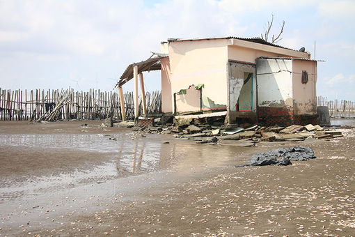 Người dân ven biển khốn khổ vì sạt lở