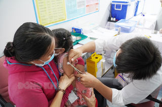 Gần 100 trẻ tham gia nghiên cứu thử nghiệm lâm sàng vắc-xin tay chân miệng