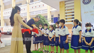 Trao học bổng cho học sinh hiếu học có hoàn cảnh khó khăn xã Thạnh Phú Đông