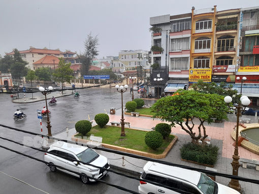 Cảnh báo tình hình thời tiết nguy hiểm trên biển và mưa, giông trên đất liền