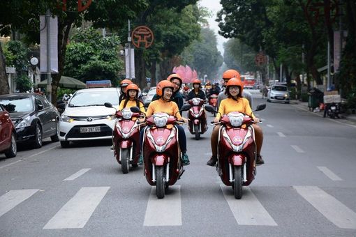 Tham quan Hà Nội bằng xe máy, trải nghiệm khách nước ngoài mê tít
