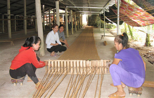 Dệt thảm xơ dừa tạo công việc ổn định cho nhân công