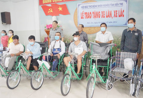 Hội Bảo trợ bệnh nhân nghèo tỉnh trao 88 xe lăn, xe lắc