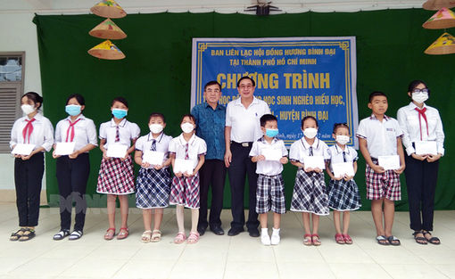 Khám bệnh, cấp thuốc miễn phí cho người nghèo