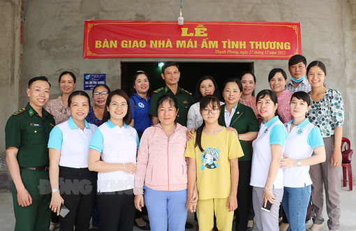 Hội Liên hiệp Phụ nữ tỉnh trao nhà tình thương cho hội viên Trần Thị Tiền