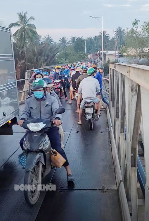 Va chạm giao thông làm 1 em nhỏ rơi xuống sông Va chạm giao thông làm 1 em nhỏ rơi xuống sông