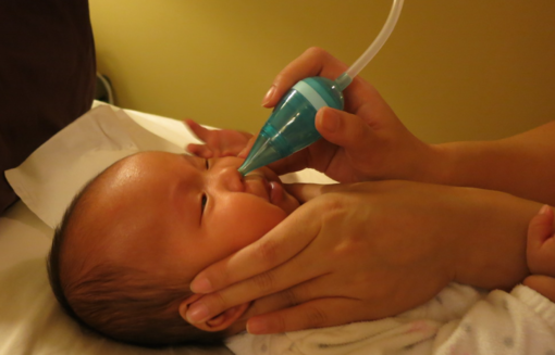 5 cách làm tan đờm trong cổ họng cho bé áp dụng hàng ngày