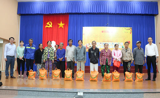 Hội Doanh nghiệp TP. Bến Tre tặng 1 ngàn phần quà cho hộ nghèo, hộ khó khăn vui xuân, đón Tết