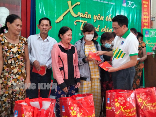 Trao quà Tết cho người nghèo xã Quới Thành