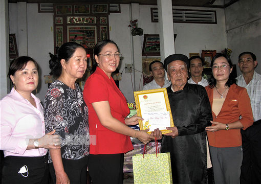 Thăm và chúc Tết các cụ tròn 100 tuổi tại huyện Mỏ Cày Bắc