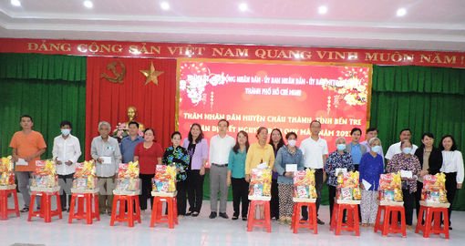 Tặng quà Tết Nguyên đán Quý Mão 2023 cho gia đình chính sách huyện Châu Thành