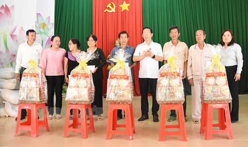 Phó chủ tịch Thường trực UBND tỉnh thăm, chúc Tết gia đình chính sách