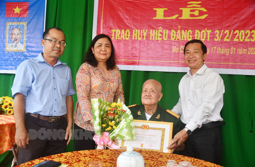 Trao Huy hiệu Đảng cho đảng viên 65 năm tuổi Đảng ở Tân Thành Bình
