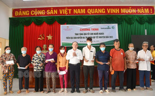Ngân hàng TMCP Ngoại thương Việt Nam Chi nhánh Bến Tre trao quà Tết
