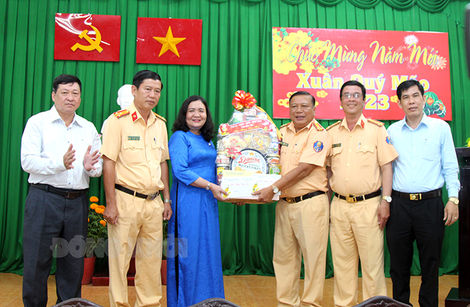 Phó bí thư Thường trực Tỉnh ủy thăm cán bộ, chiến sĩ các đơn vị nghiệp vụ Công an tỉnh và Khoa cấp cứu bệnh viện Nguyễn Đình Chiểu