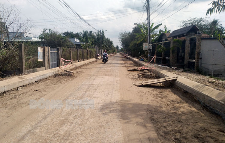 Nhiều hộ dân đóng góp xây dựng công trình nâng cấp, mở rộng đường vào trung tâm xã Bình Thành